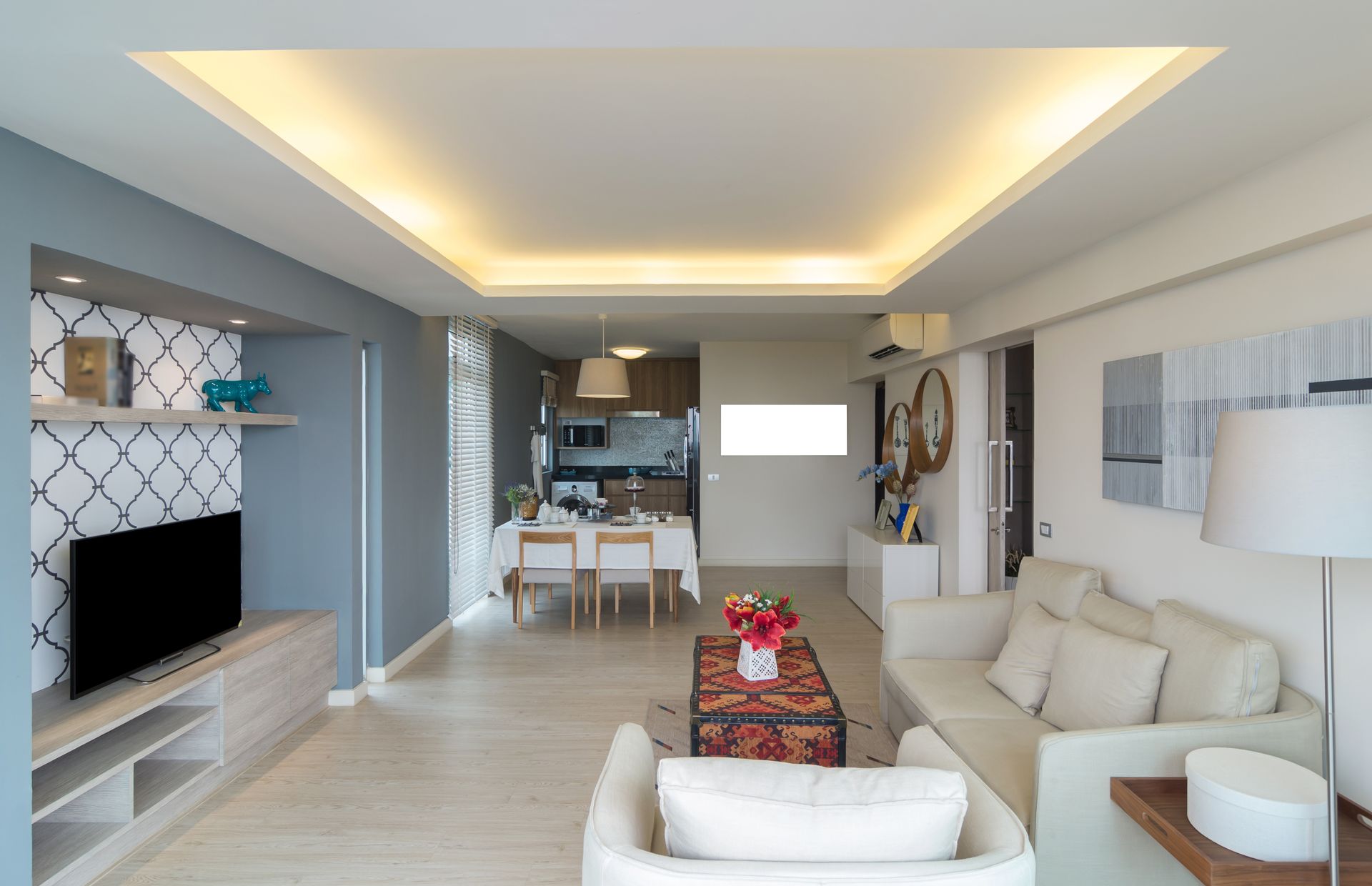 Luxuriöse Voutenbeleuchtung in einem modern eingerichteten Wohnzimmer